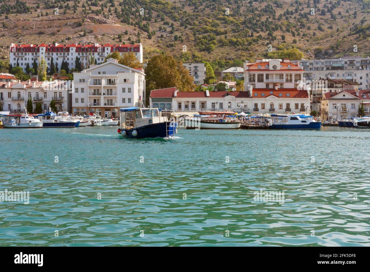 Vista dal mare sul terrapieno e molo in La città di Balaklava nella Crimea Foto Stock