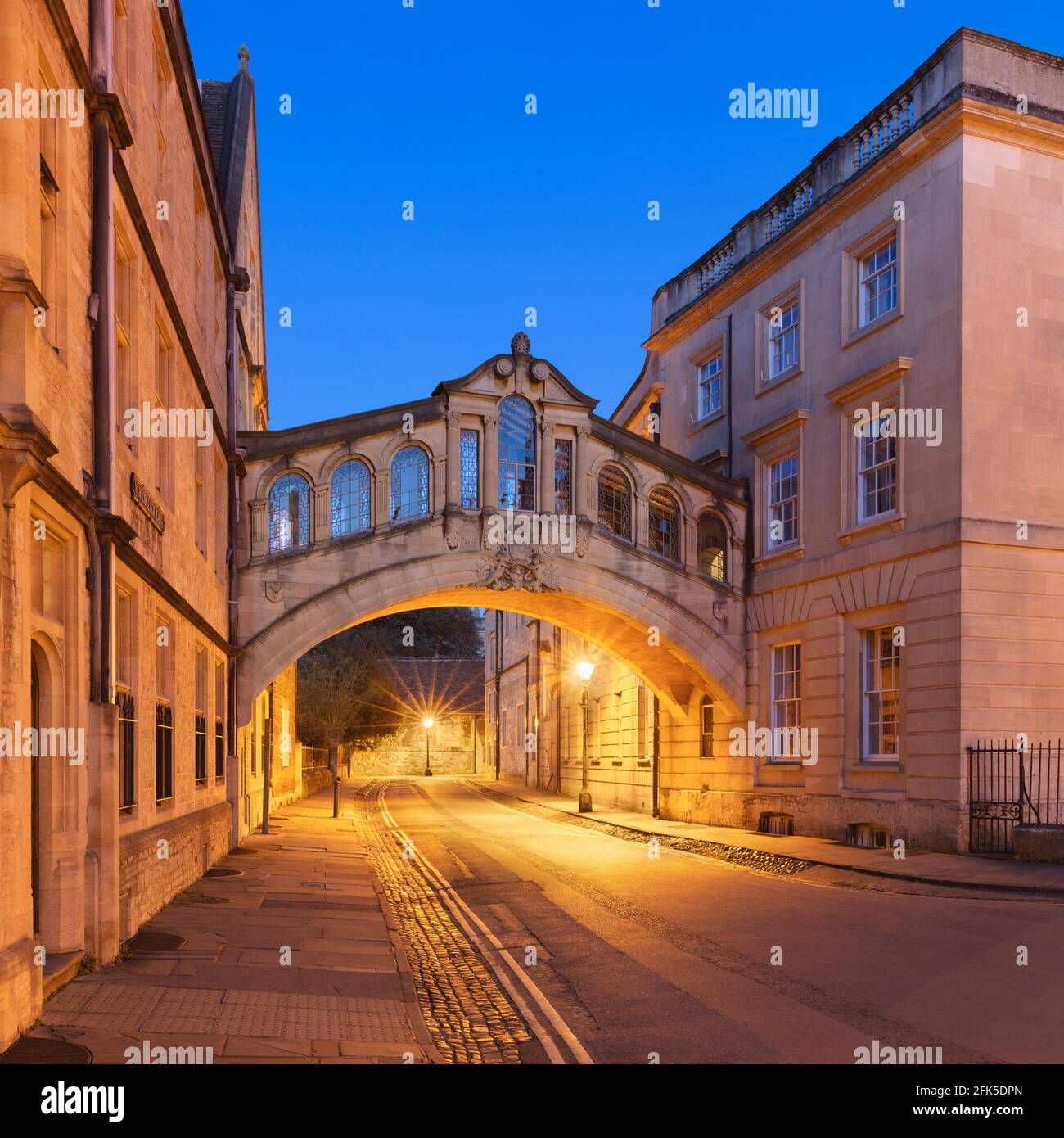 Hertford Bridge (Bridge of Sosphs), Hertford College, Oxford, preso al crepuscolo da terra pubblica. Foto Stock