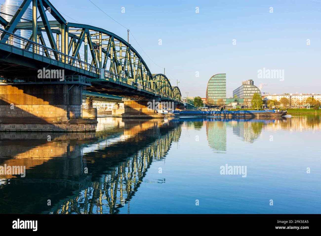 Wien, Vienna: fiume Donau (Danubio), ponte Nordbahnbrücke, nave da carico nel 22. Donaustadt, Vienna, Austria Foto Stock