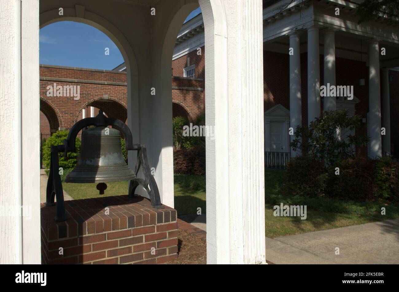 Christian Church Bell a First Baptist Lancaster, South Carolina, USA. Concetto di cristianesimo e religione. Foto Stock