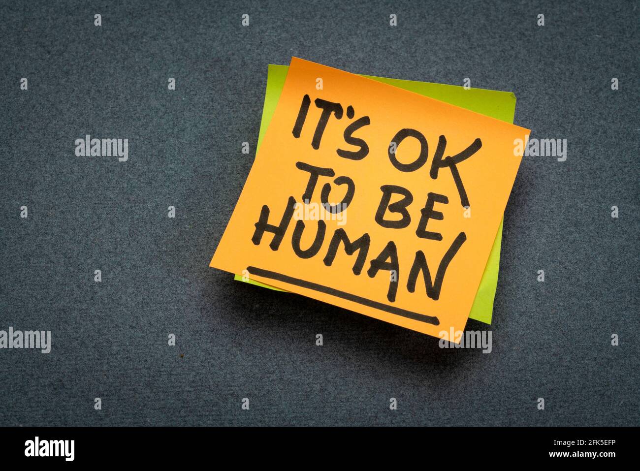 È giusto essere umano - nota di richiamo di ispirazione, emozioni, vulnerabilità e concetto di sviluppo personale Foto Stock