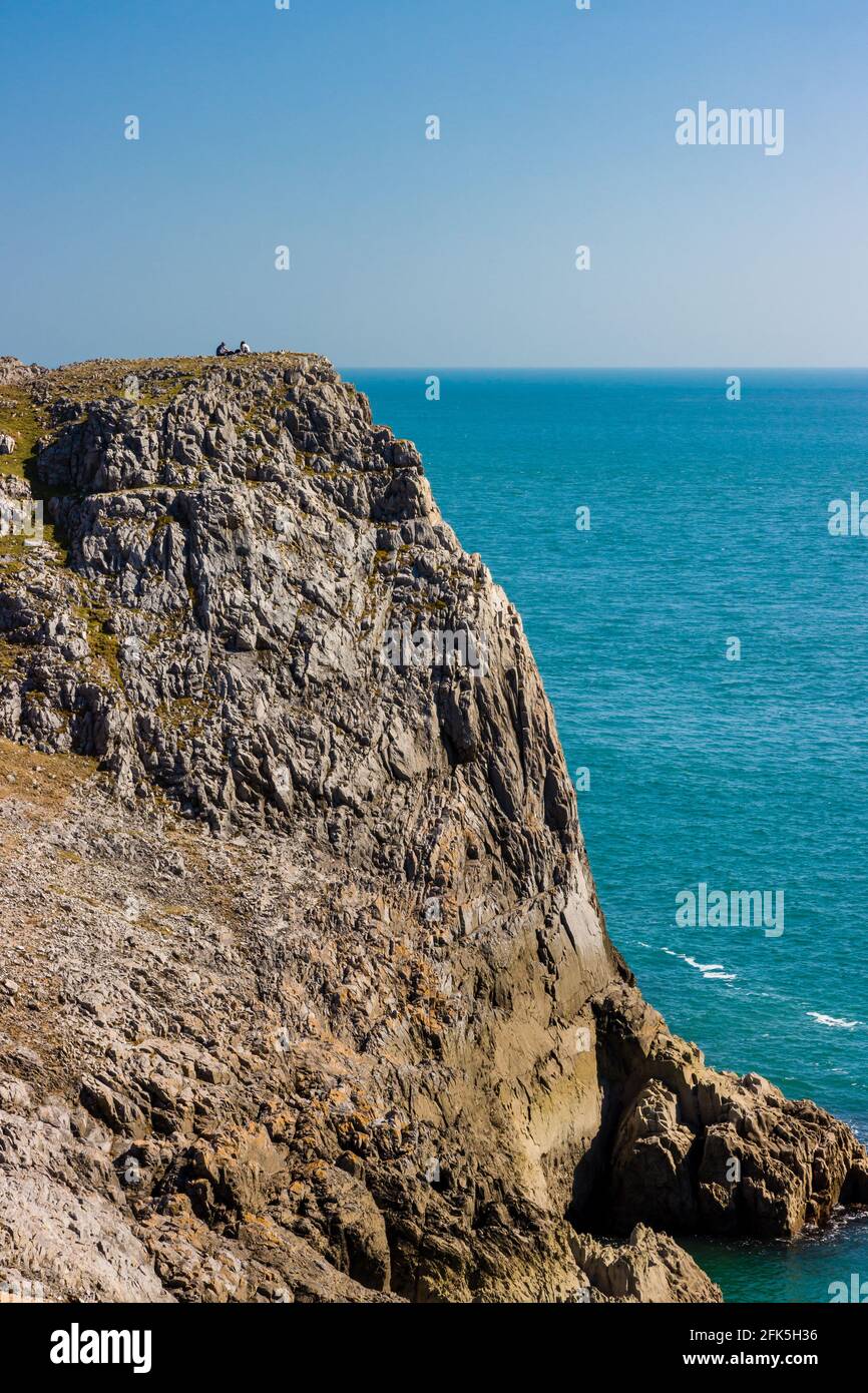 Suggestive e torreggianti scogliere che si affacciano sull'oceano (Castlemartin, Pembrokeshire, Galles) Foto Stock