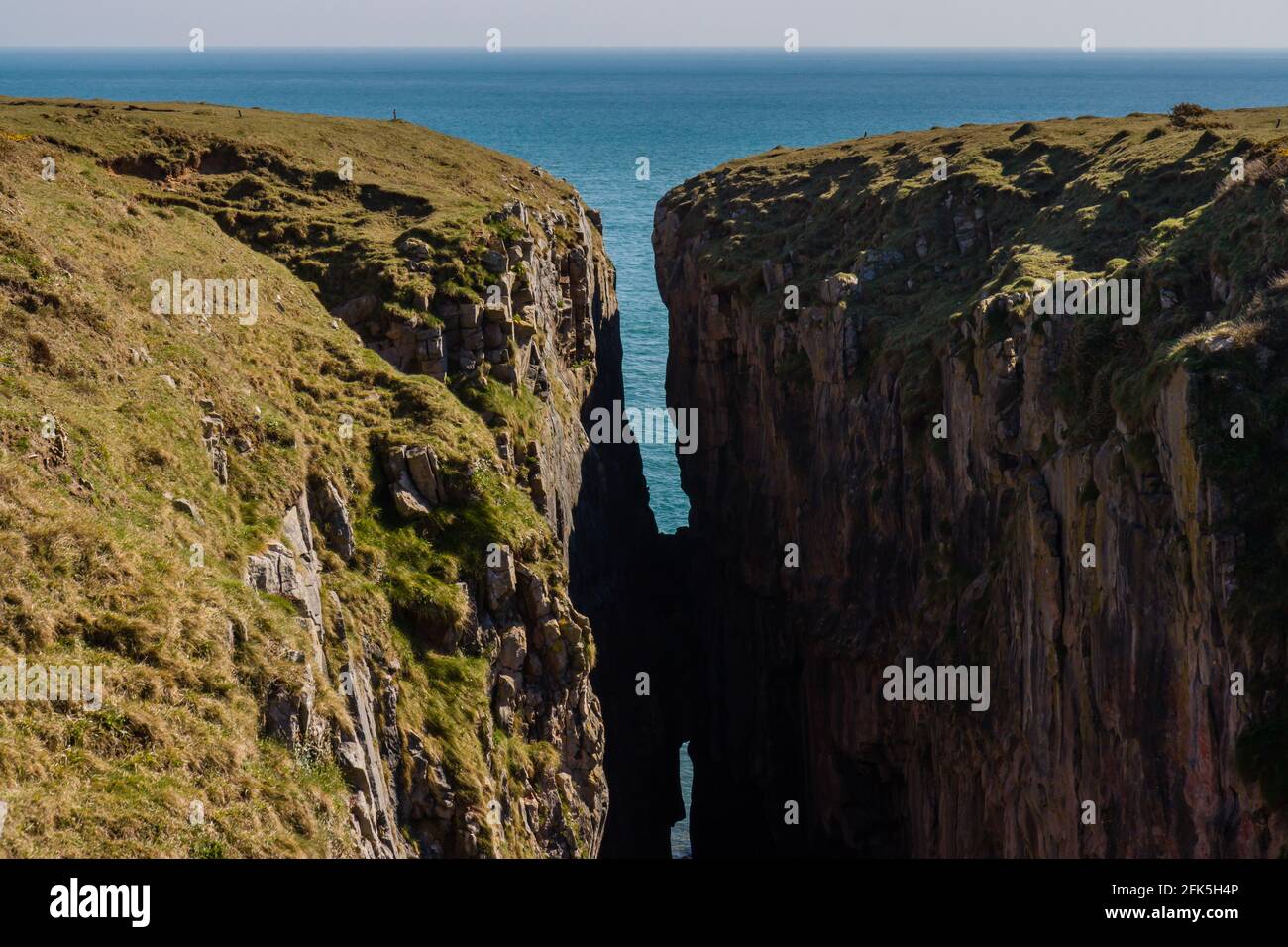 Spettacolari e torreggianti scogliere che si affacciano sull'oceano (Huntsman's Leap, Pembrokeshire, Galles) Foto Stock