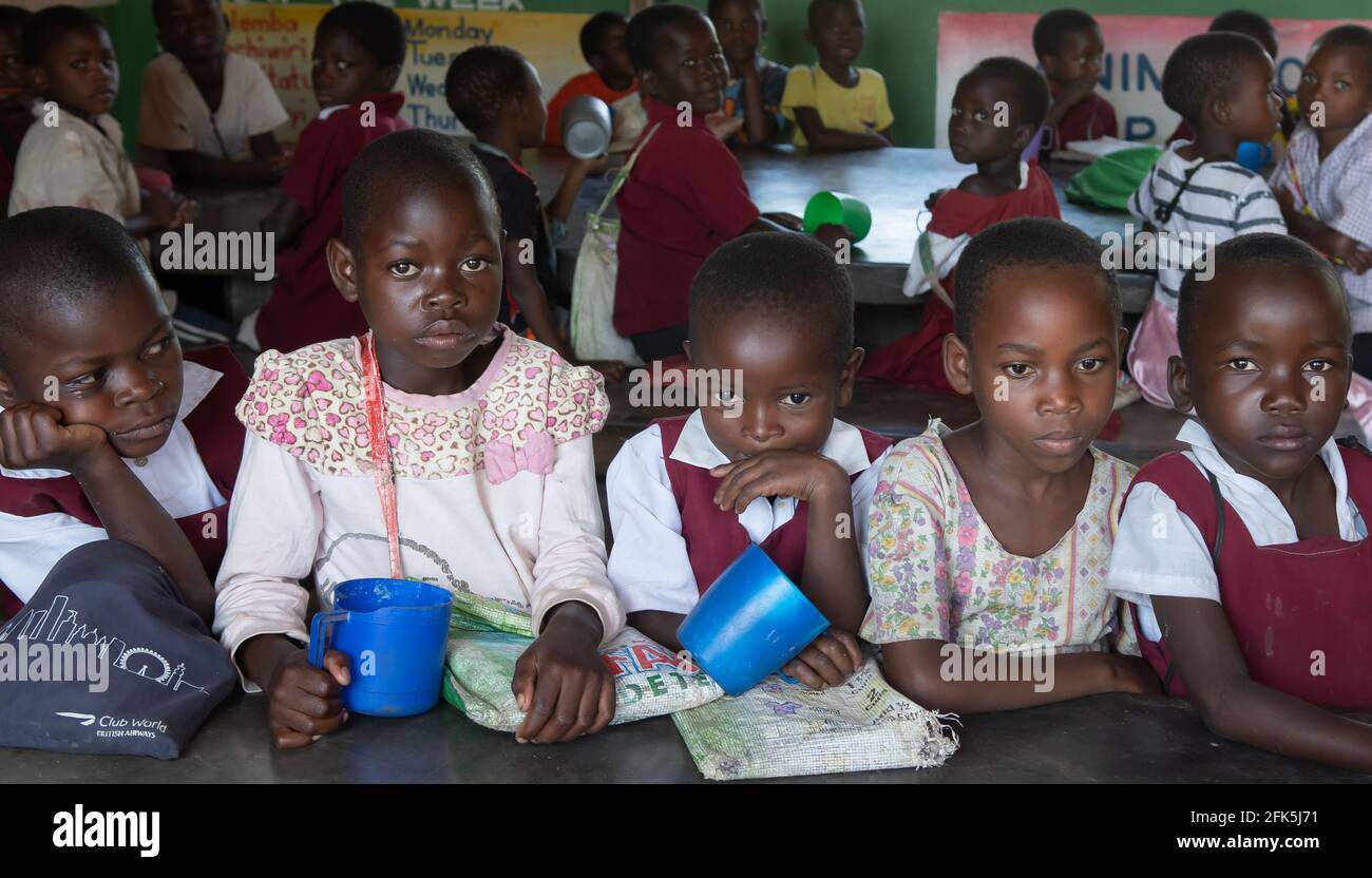 Mzuzu, Malawi. 30-05-2018. Ritratto di ragazze afro-discendenti che hanno uno spuntino durante una pausa in classe in una scuola rurale in Malawi. Foto Stock