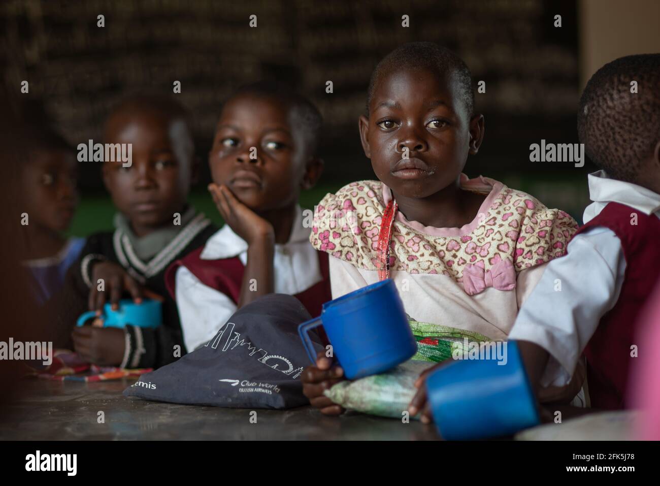 Mzuzu, Malawi. 30-05-2018. Ritratto di ragazze nere che hanno uno spuntino durante una pausa in classe in una scuola rurale in Malawi. Foto Stock