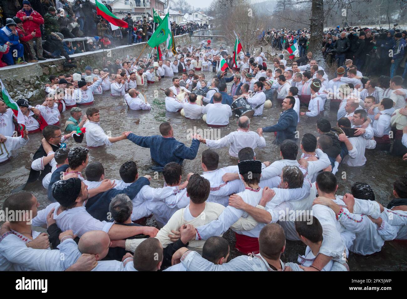 Tradizioni Epifania - giorno della Giordania. Croce trascinata, e gli uomini giocano a ballare nelle acque ghiacciate del fiume Tundzha il 6 gennaio 2015, Kalofer, Bulgaria Foto Stock