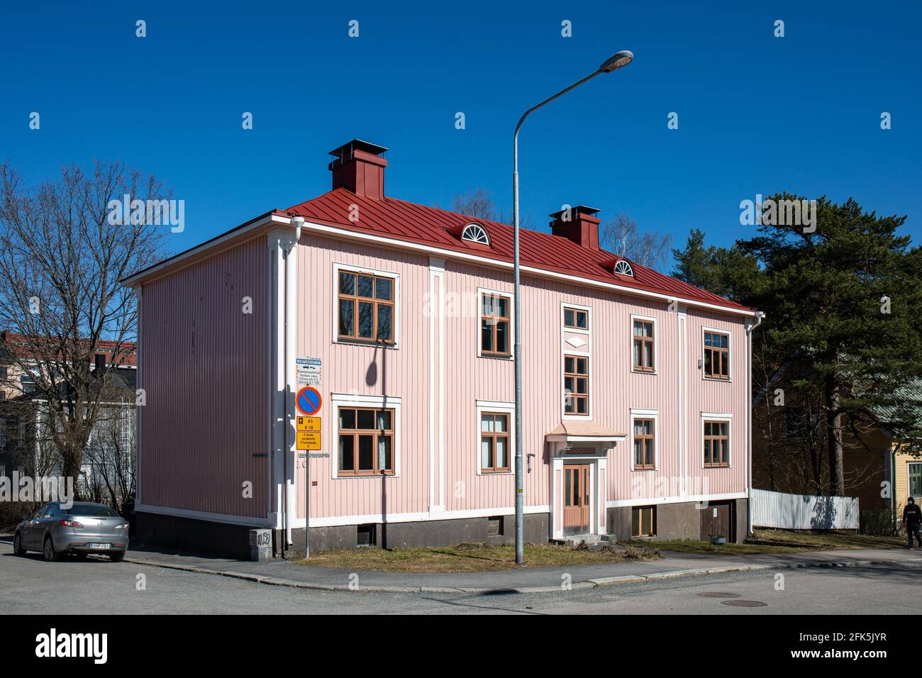Tradizionale edificio residenziale in legno nel quartiere Pyynikki di Tampere, Finlandia Foto Stock