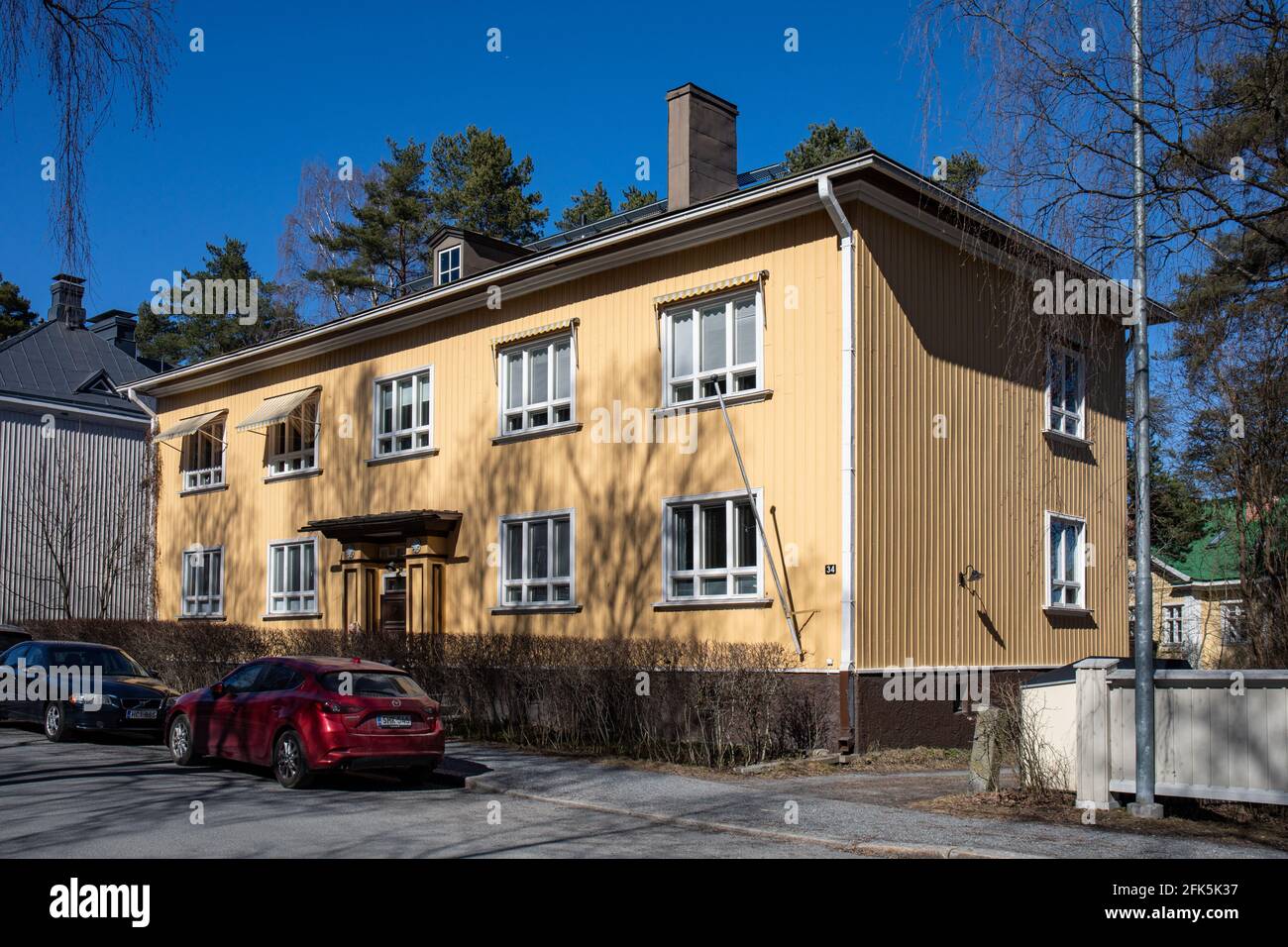 Tradizionale edificio residenziale in legno nel quartiere Pyynikki di Tampere, Finlandia Foto Stock
