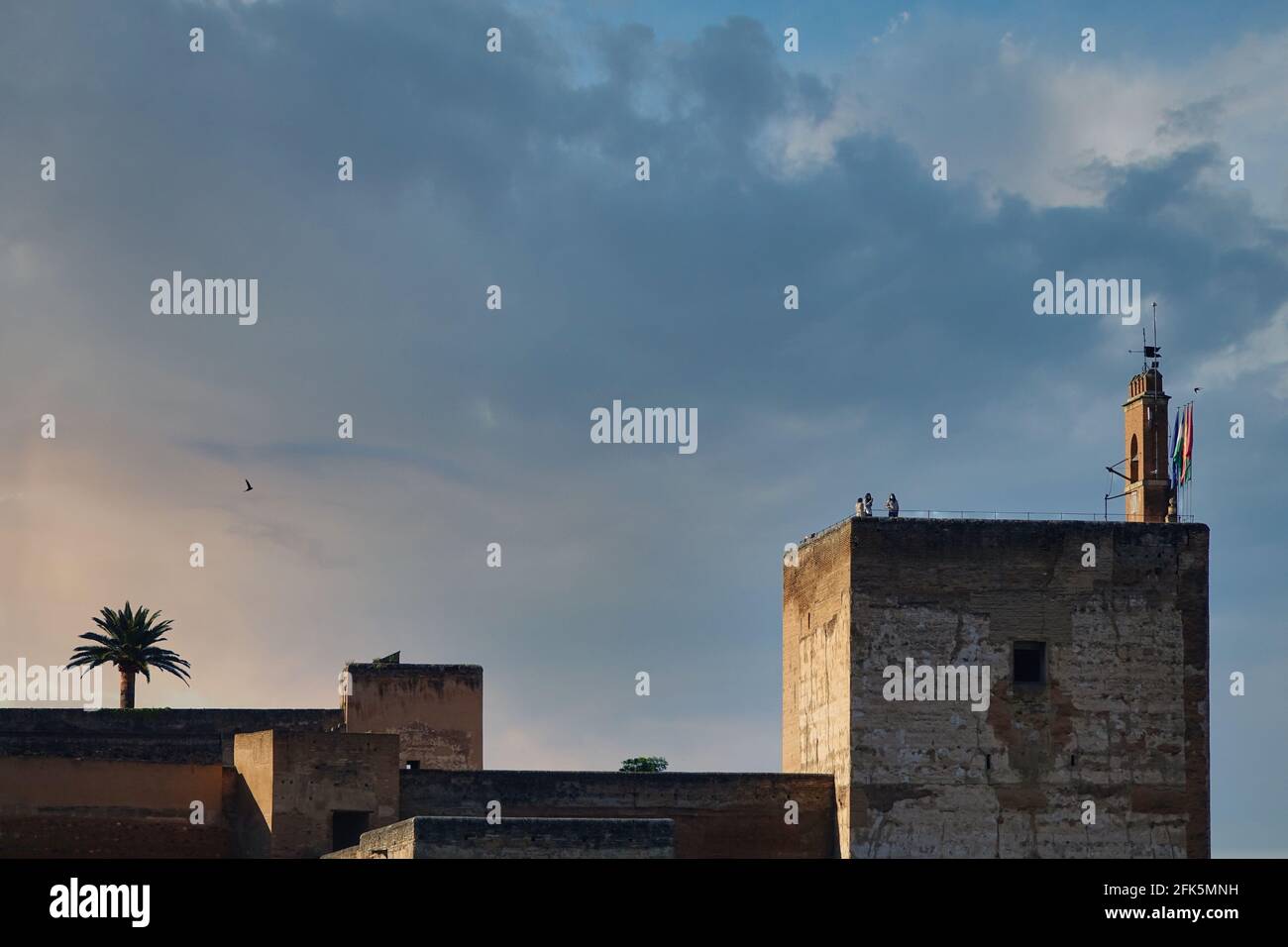 Vista della Torre de la vela nell'Alhambra di Granada (Spagna) all'alba, uno dei monumenti più visitati del Patrimonio Mondiale Foto Stock