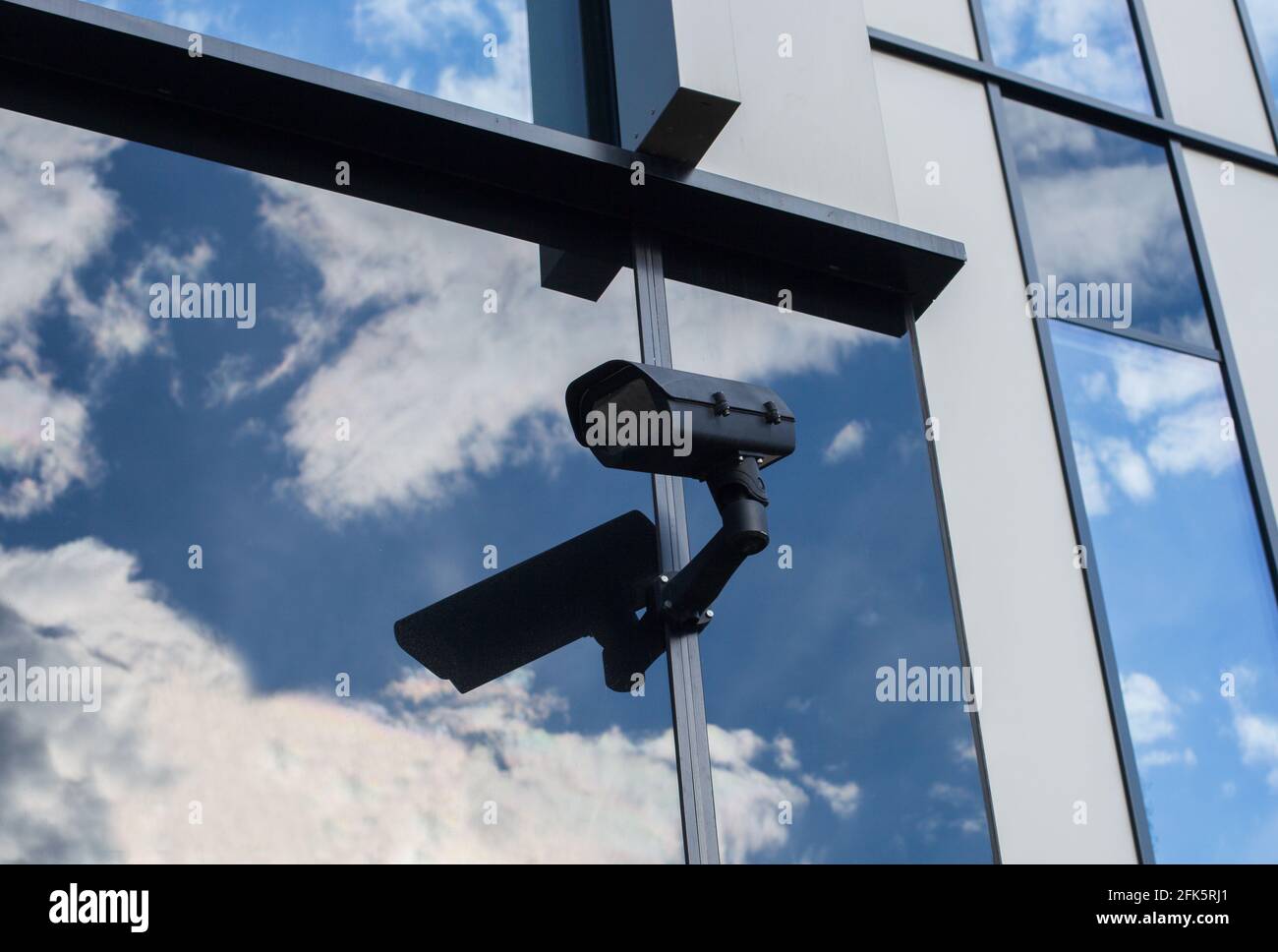 Telecamera di sicurezza sull'edificio - CAM CCTV. Foto Stock