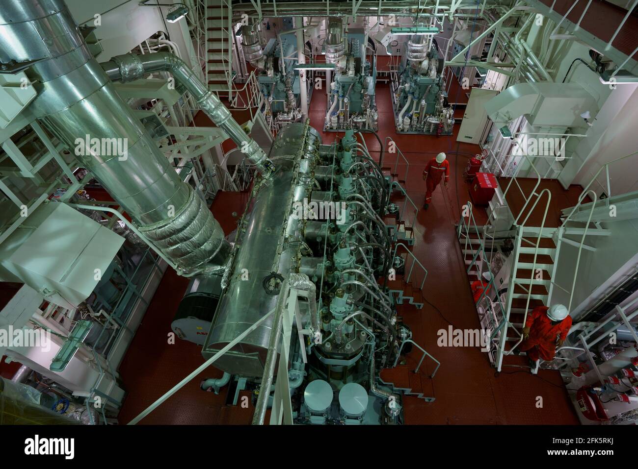 vista dall'alto del vano motore da un'imbarcazione da carico di dimensioni pratiche Foto Stock