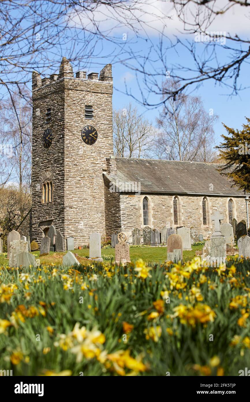 Primavera presso il cimitero della chiesa parrocchiale di Troutbeck Windermere nel lago di Cumbria Distretto Parco Nazionale Foto Stock