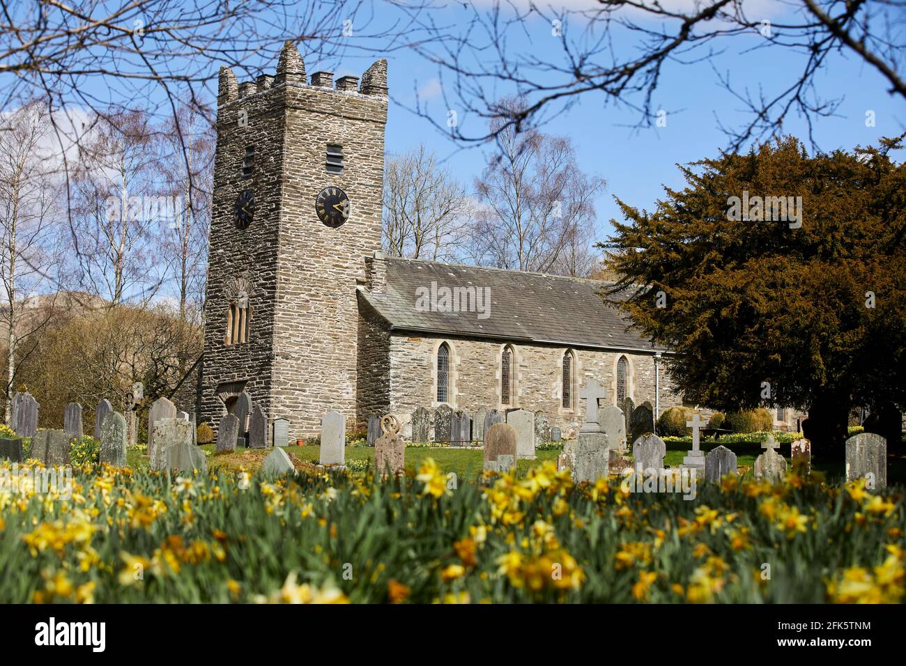 Primavera presso il cimitero della chiesa parrocchiale di Troutbeck Windermere nel lago di Cumbria Distretto Parco Nazionale Foto Stock