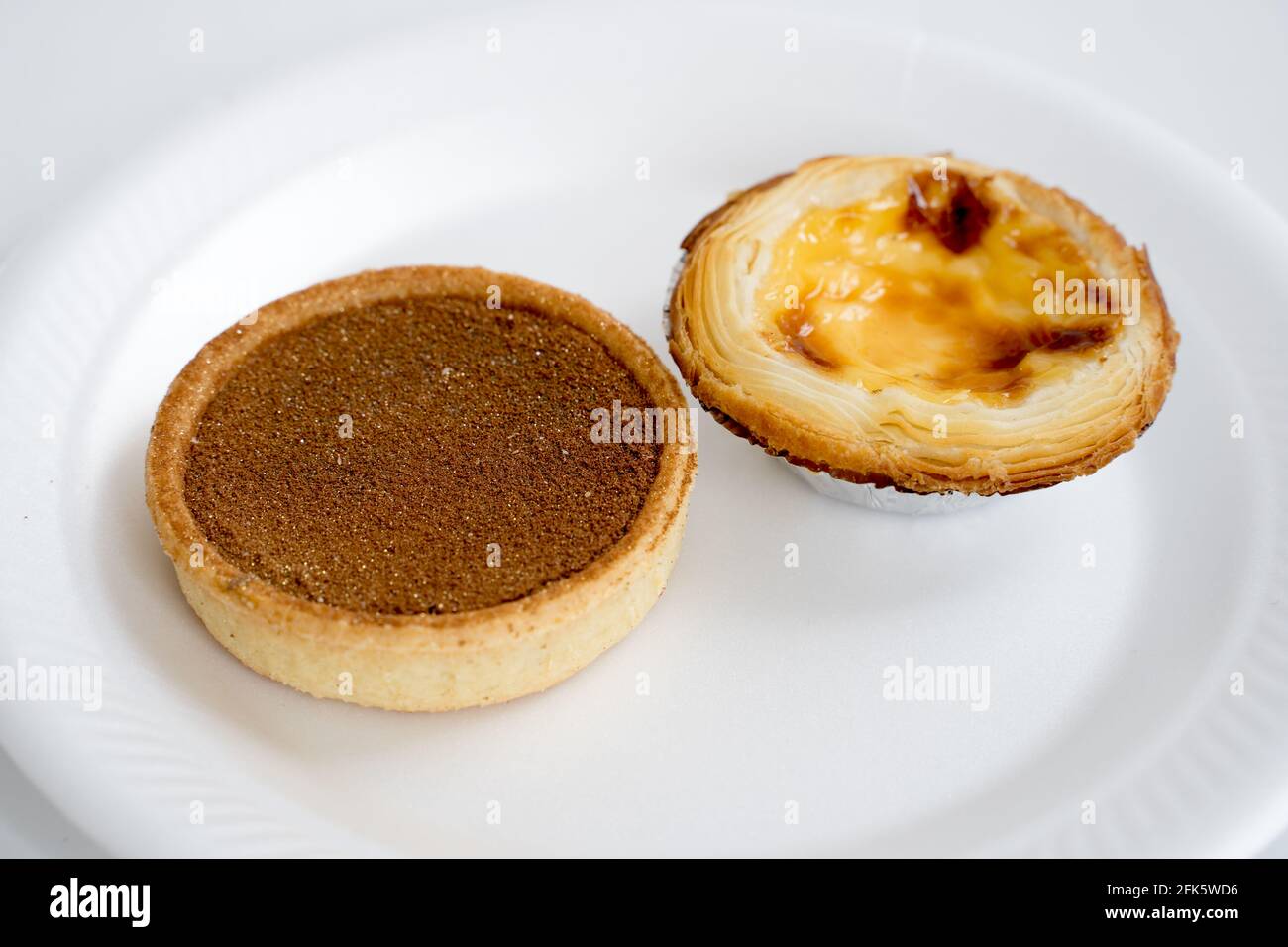 La torta di cioccolato belga Millionaire competono con la torta di uovo pastello de Data Foto Stock
