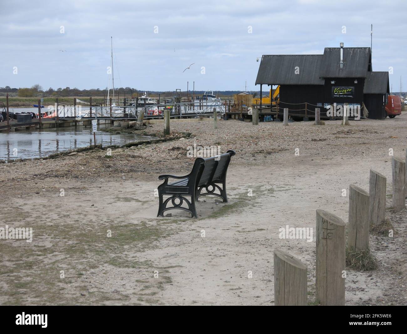 L'edificio nero sulla banchina è l'ufficio di Coastal Voyager che offre viaggi in mare e crociere fluviali dalla loro base sul fiume Blyth, Southwold Foto Stock