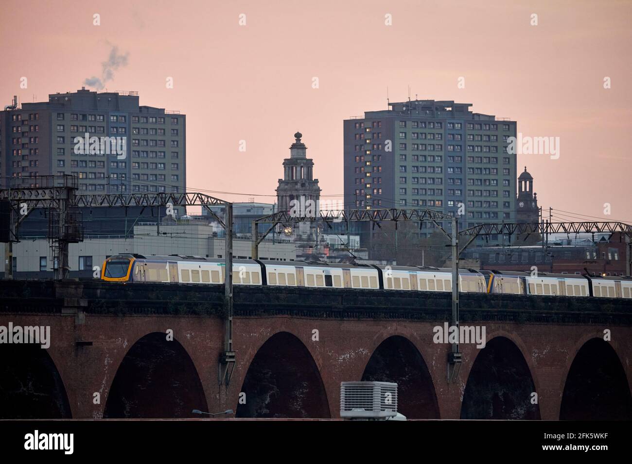 Costruito da CAF British Rail Classe 331 gestito da Northern Trains su Stockport Viaduct, Greater Manchester Foto Stock