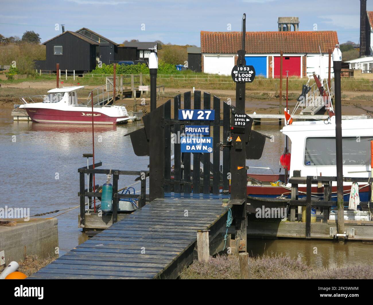 Molo e ormeggio privato a Walberswick per la barca 'Autumn Dawn' con indicatori di livello di alluvione per il fiume Blyth nel 1953 e 2013. Foto Stock
