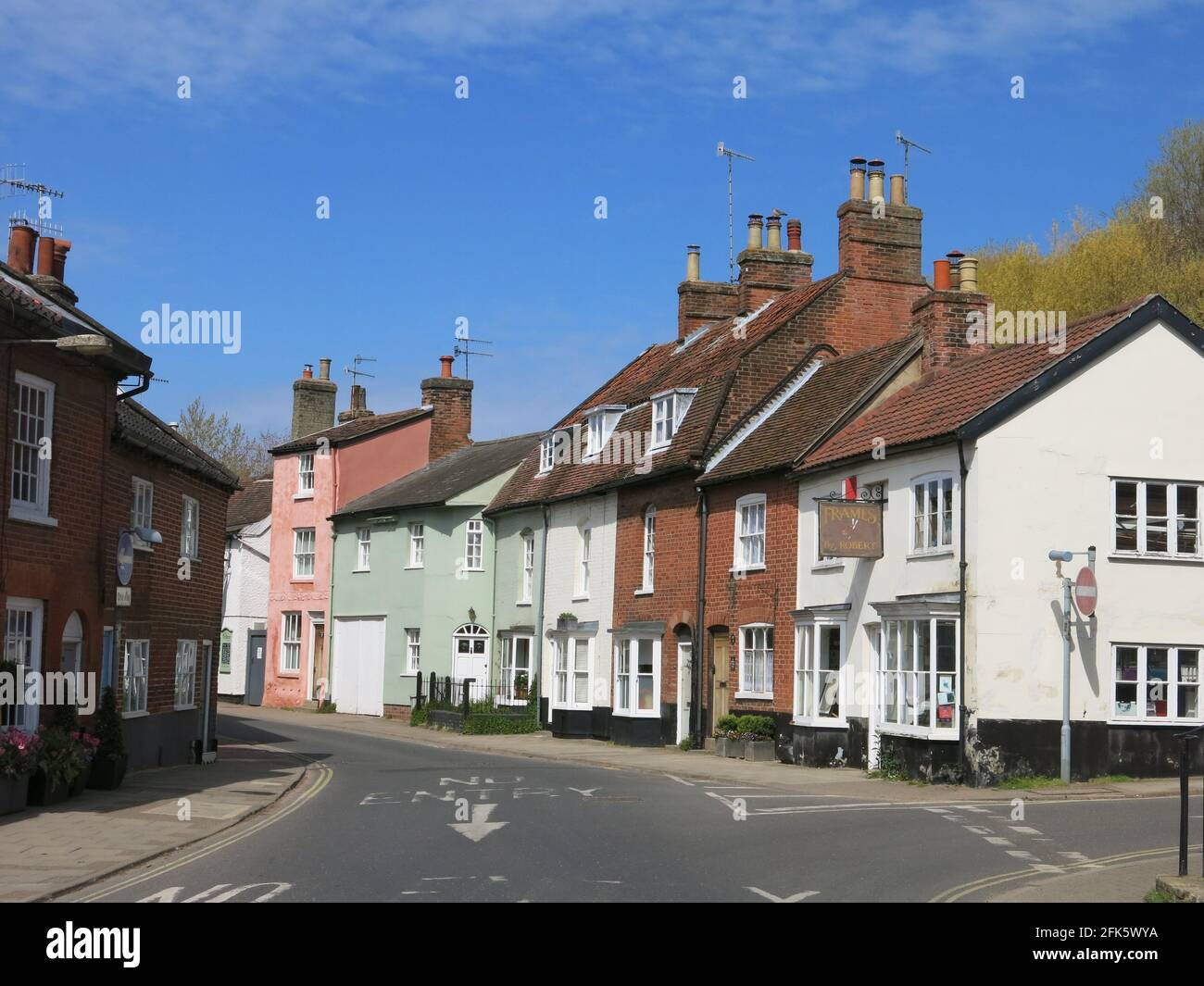Fila di graziose case a schiera in tipici colori pastello dell'Est Angliano; New Street, Woodbridge, Suffolk. Foto Stock
