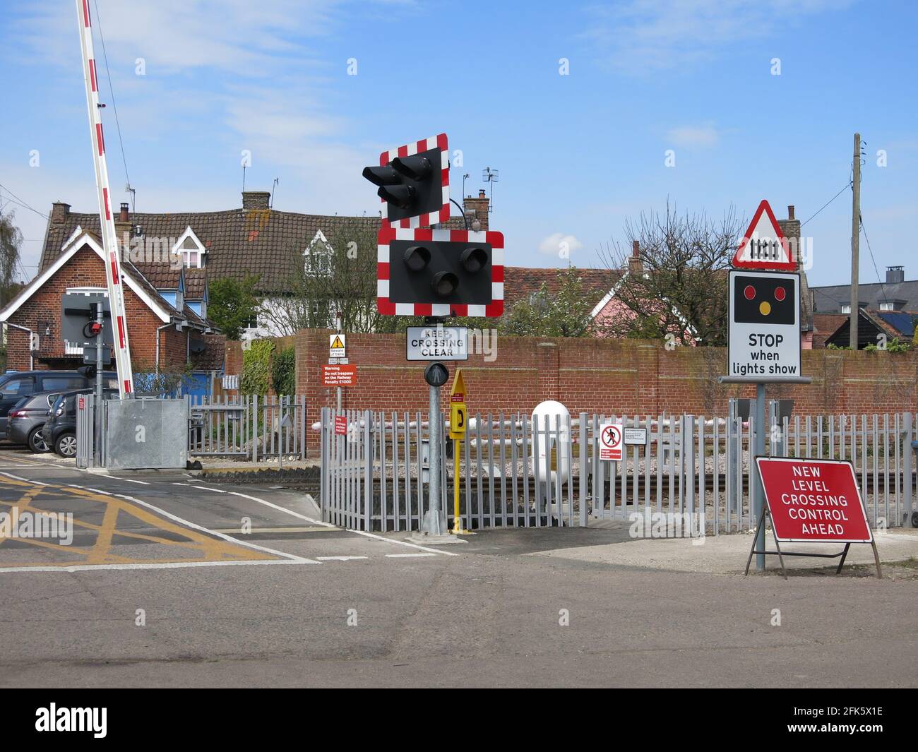 Uno degli incroci di livello a Woodbridge, Suffolk con i semafori e le barriere per gli utenti della strada, 'Keep Crossing Clear'. Foto Stock