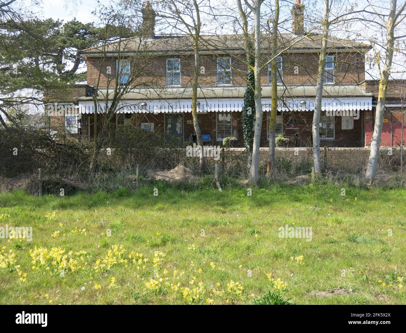Vista posteriore, lato piattaforma, dell'edificio che era ex stazione ferroviaria di Melton a Suffolk; treni operati da Abellio Greater Anglia. Foto Stock