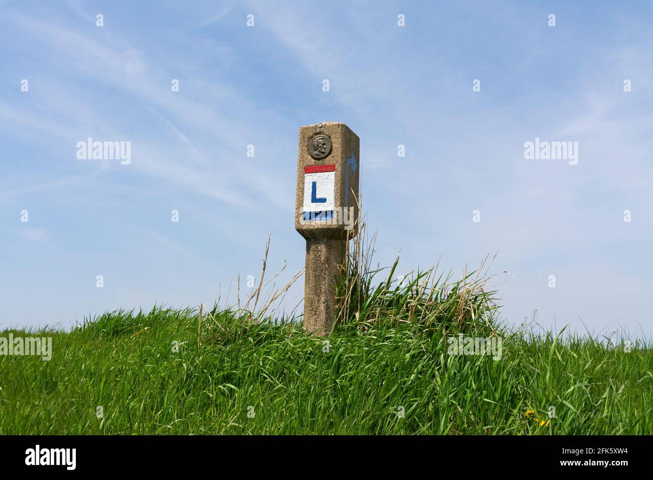 Originale Lincoln Highway segno posto in campo aperto con cielo blu e nuvole. Franklin Grove, Illinois, Stati Uniti Foto Stock