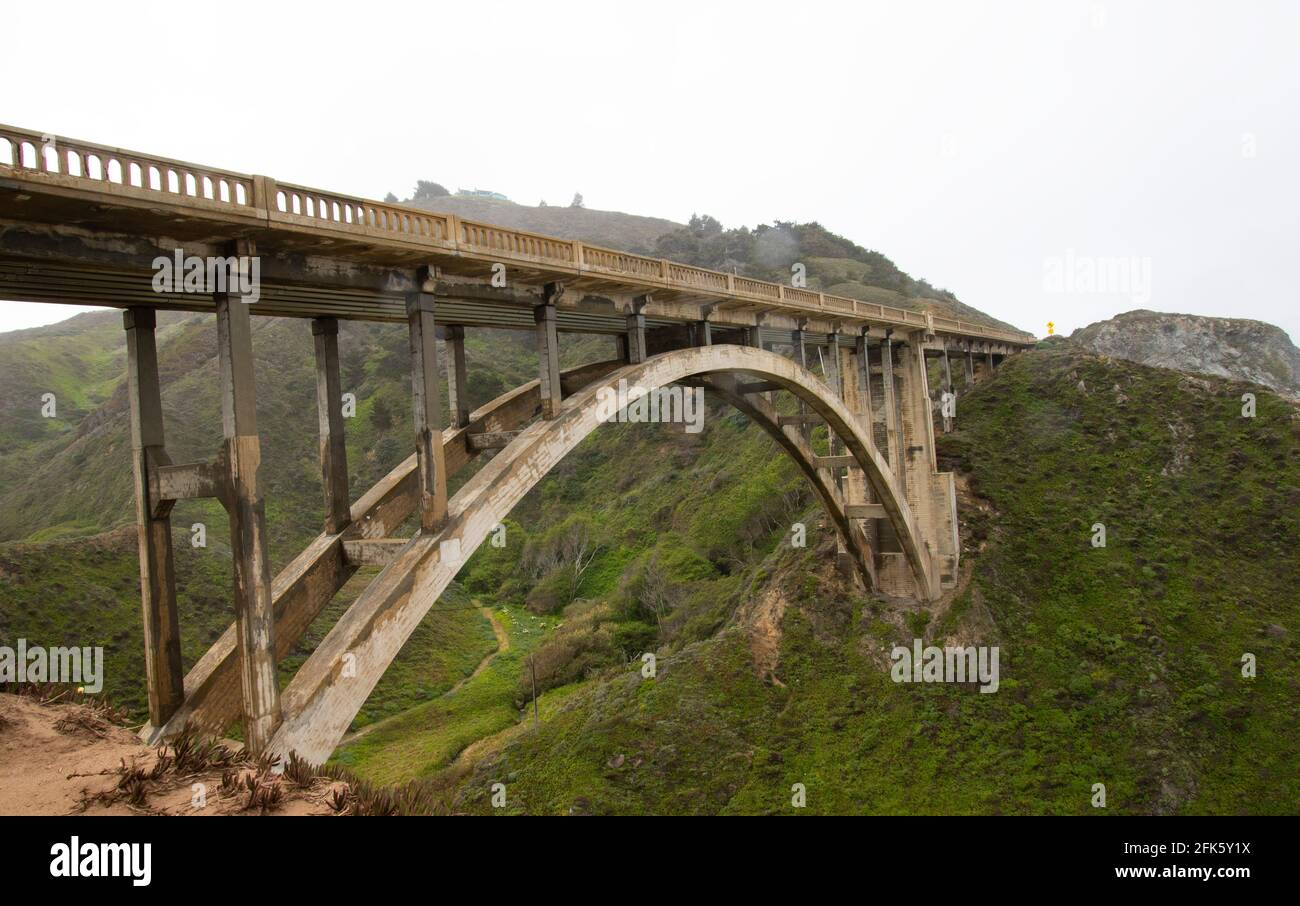 Rocky Creek Bridge, autostrada panoramica 1, costa di Big sur, Costa Centrale, California, storia, sfida ingegneristica, attrazione turistica, vista panoramica Foto Stock