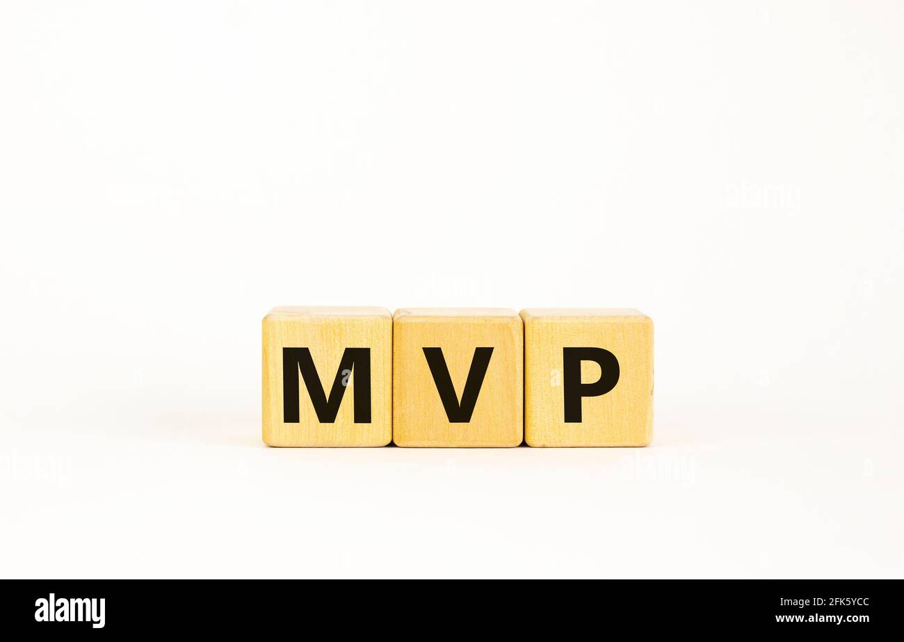 MVP, simbolo del prodotto minimo. Cubetti di legno con la parola MVP, prodotto minimo vitale. Splendido sfondo bianco. Business e MVP, viab minimo Foto Stock