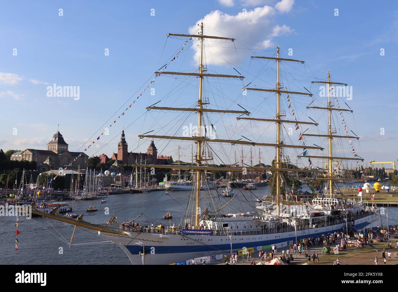 Alta nave Mir al porto, durante la visita al porto di Szczecin, Polonia Foto Stock