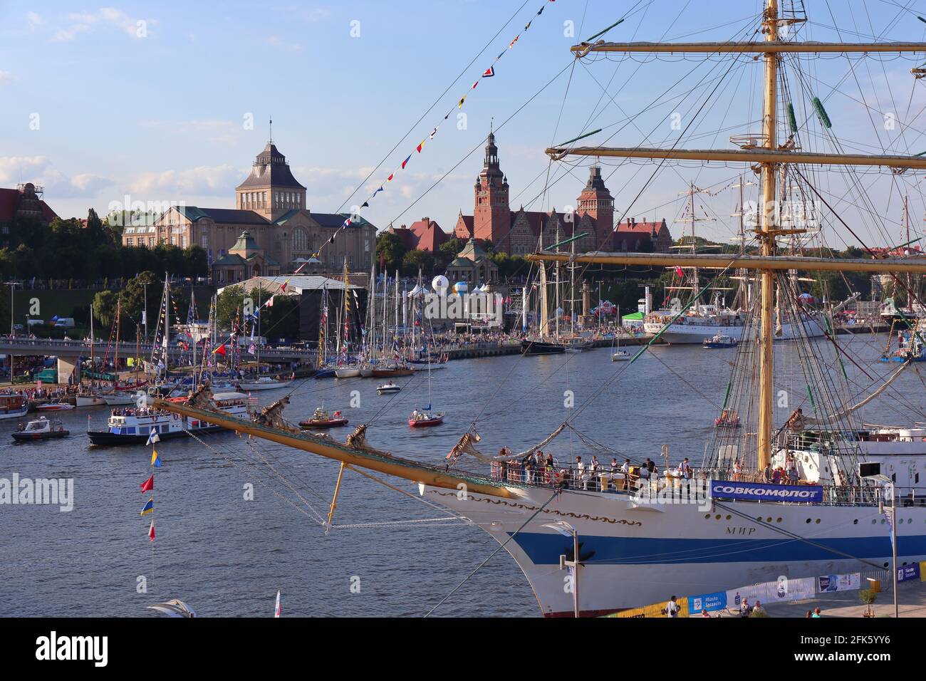 Alta nave Mir al porto, durante la visita al porto di Szczecin, Polonia Foto Stock