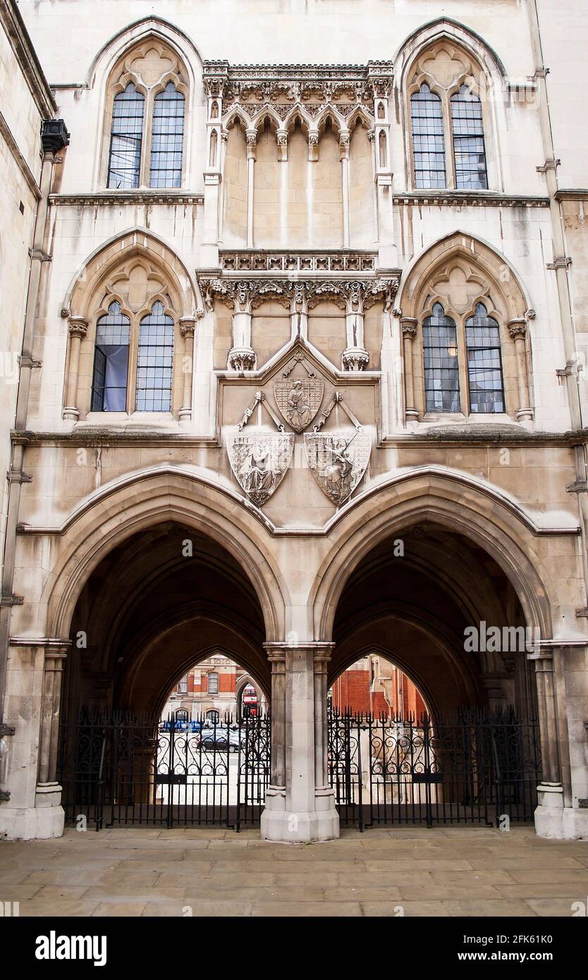 Porte posteriori delle corti reali di giustizia da Carey Street nel centro di Londra Foto Stock