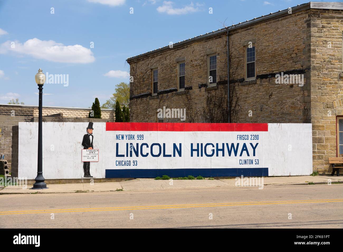 Franklin Grove, Illinois - Stati Uniti - 27 aprile 2021: Cartello Painted Lincoln Highway sulla parete presso la sede nazionale della Lincoln Highway. Foto Stock