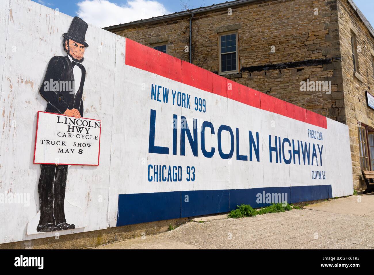 Franklin Grove, Illinois - Stati Uniti - 27 aprile 2021: Cartello Painted Lincoln Highway sulla parete presso la sede nazionale della Lincoln Highway. Foto Stock