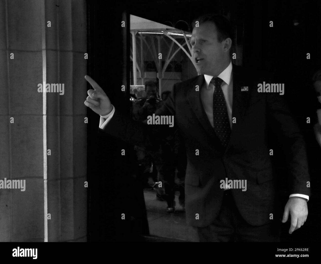 New York, NY, Stati Uniti. 28 Apr 2021. Andrew Giuliani, figlio dell'ex sindaco di New York Rudolph Giuliani ed ex consulente legale per l'ex presidente degli Stati Uniti Donald J.Trump, Offre osservazioni dopo che l'FBI ha perquisito il suo ufficio e la sua casa di padri in congiunzione con un mandato di servizio che cerca la prova dell'anziano Giuliani di possibile coinvolgimento criminale in presunte attività di lobbying che hanno a che fare con l'Ucraina. Conferenza stampa a New York il 28 aprile 2021. Credit: Mpi43/Media Punch/Alamy Live News Foto Stock