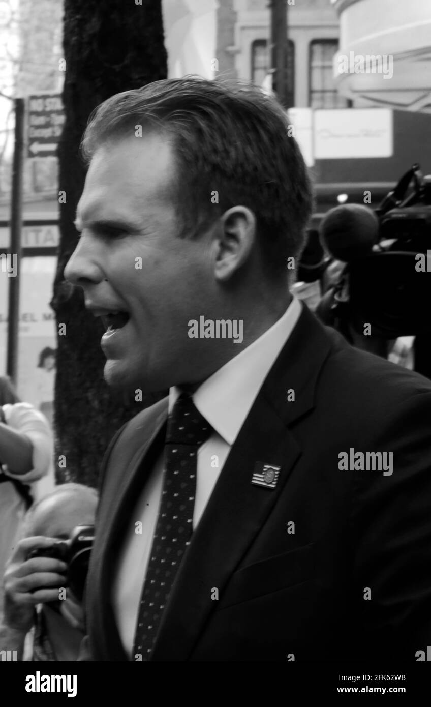 New York, NY, Stati Uniti. 28 Apr 2021. Andrew Giuliani, figlio dell'ex sindaco di New York Rudolph Giuliani ed ex consulente legale per l'ex presidente degli Stati Uniti Donald J.Trump, Offre osservazioni dopo che l'FBI ha perquisito il suo ufficio e la sua casa di padri in congiunzione con un mandato di servizio che cerca la prova dell'anziano Giuliani di possibile coinvolgimento criminale in presunte attività di lobbying che hanno a che fare con l'Ucraina. Conferenza stampa a New York il 28 aprile 2021. Credit: Mpi43/Media Punch/Alamy Live News Foto Stock