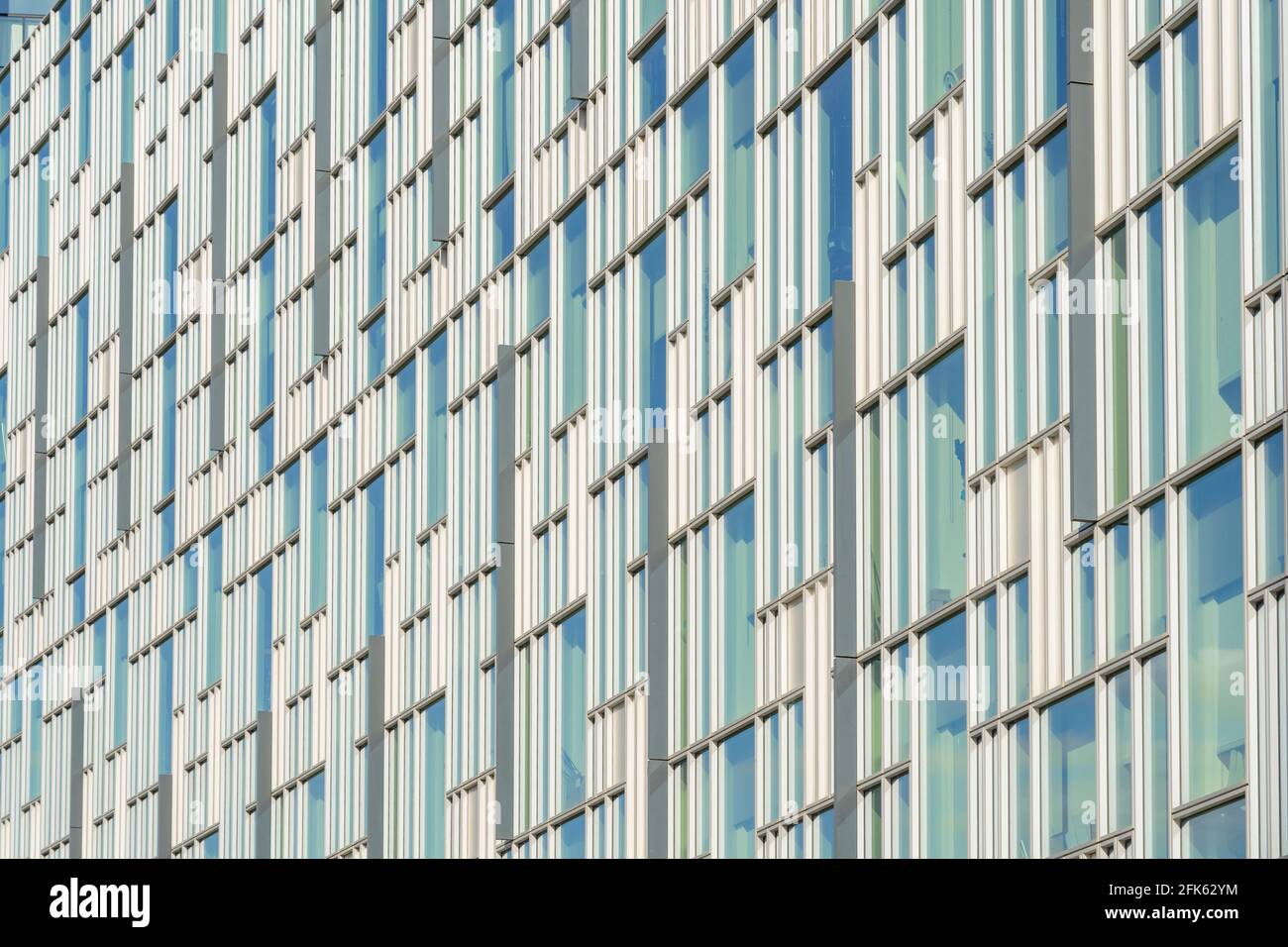Luglio 2020. Londra. finestre e dettagli architettonici nella penisola di Greenwich, Londra, Inghilterra Foto Stock