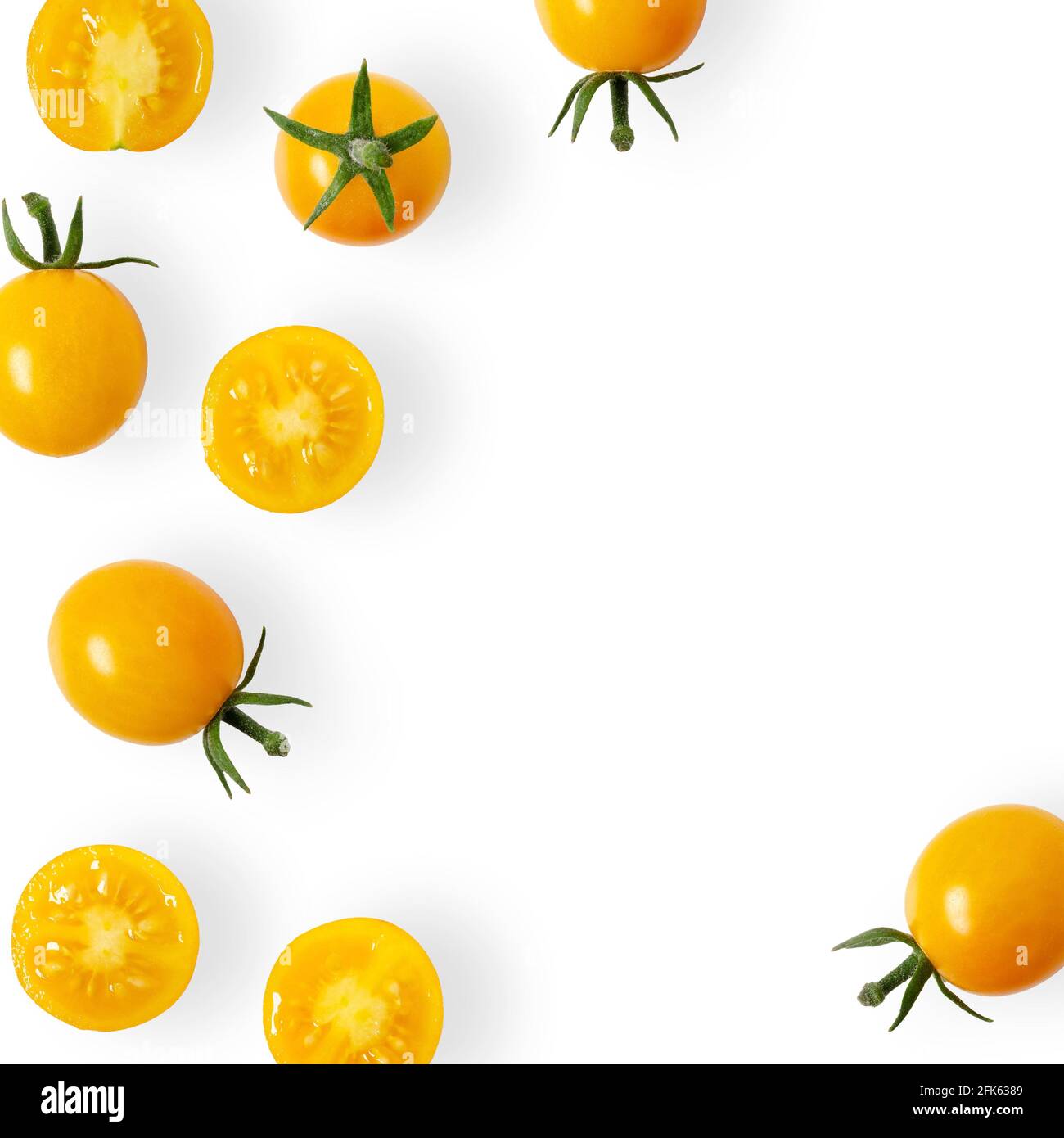 Pomodori ciliegini gialli su sfondo bianco. Foto Stock