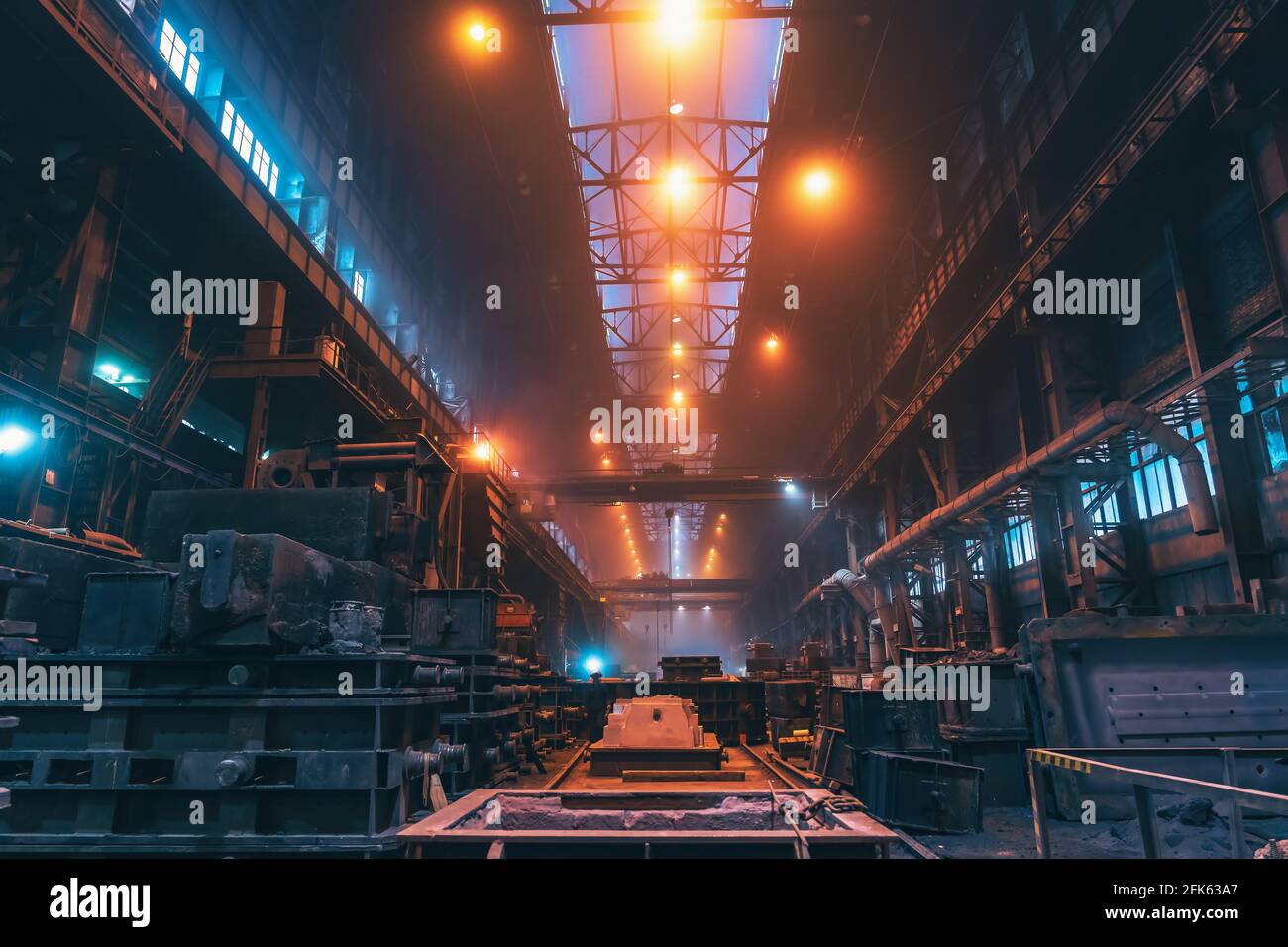 Stabilimento metallurgico fonderia officina produzione edilizia interna, industria pesante, acciaieria industriale. Foto Stock