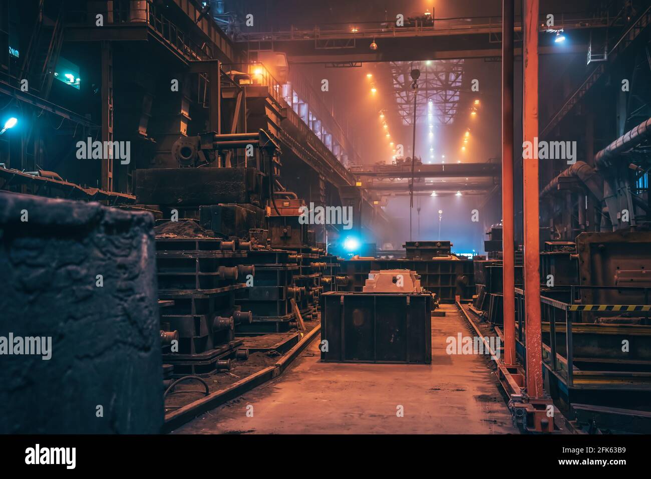 Stabilimento metallurgico fonderia officina produzione edilizia interna, industria pesante, acciaieria industriale. Foto Stock