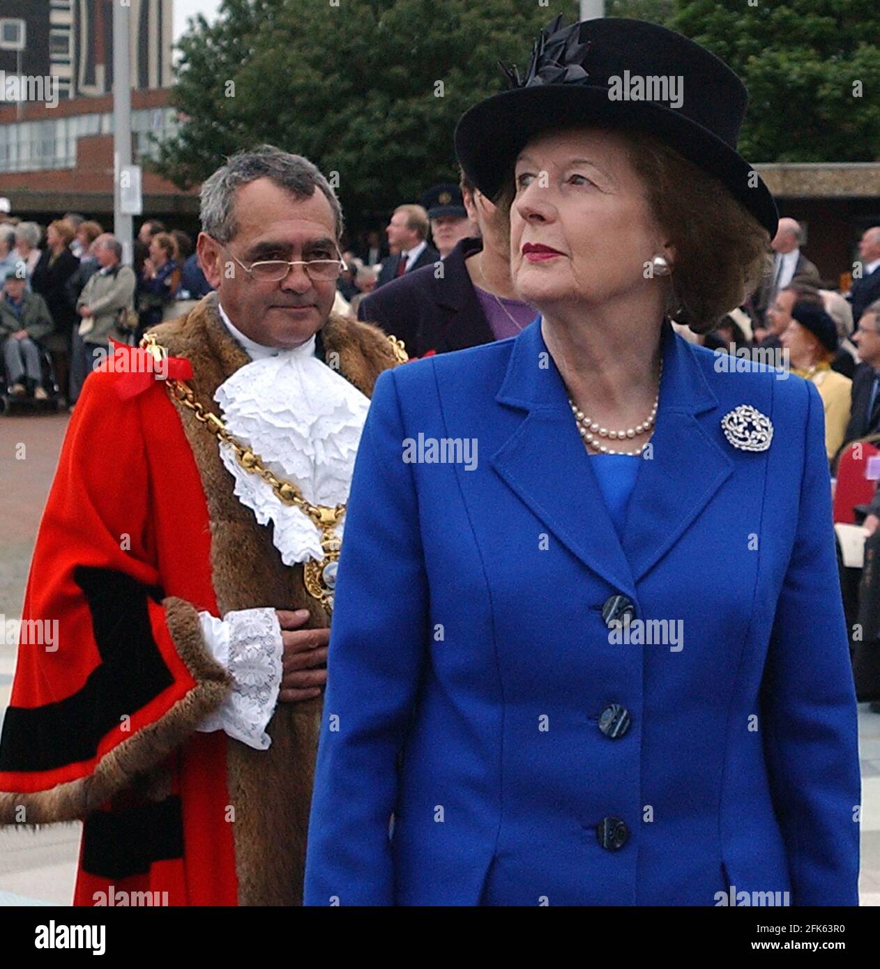 IL SINDACO DI GOSPORT GEOFF BARTLETT SCORTA BARONESSA THATCHER AL SERVIZIO FALKANDS MEMORIAL, GOSPORT.JUST ORE PRIMA CHE CROLLÒ E MORÌ DI UN ATTACCO DI CUORE. PIC MIKE WALKER, 2002 Foto Stock