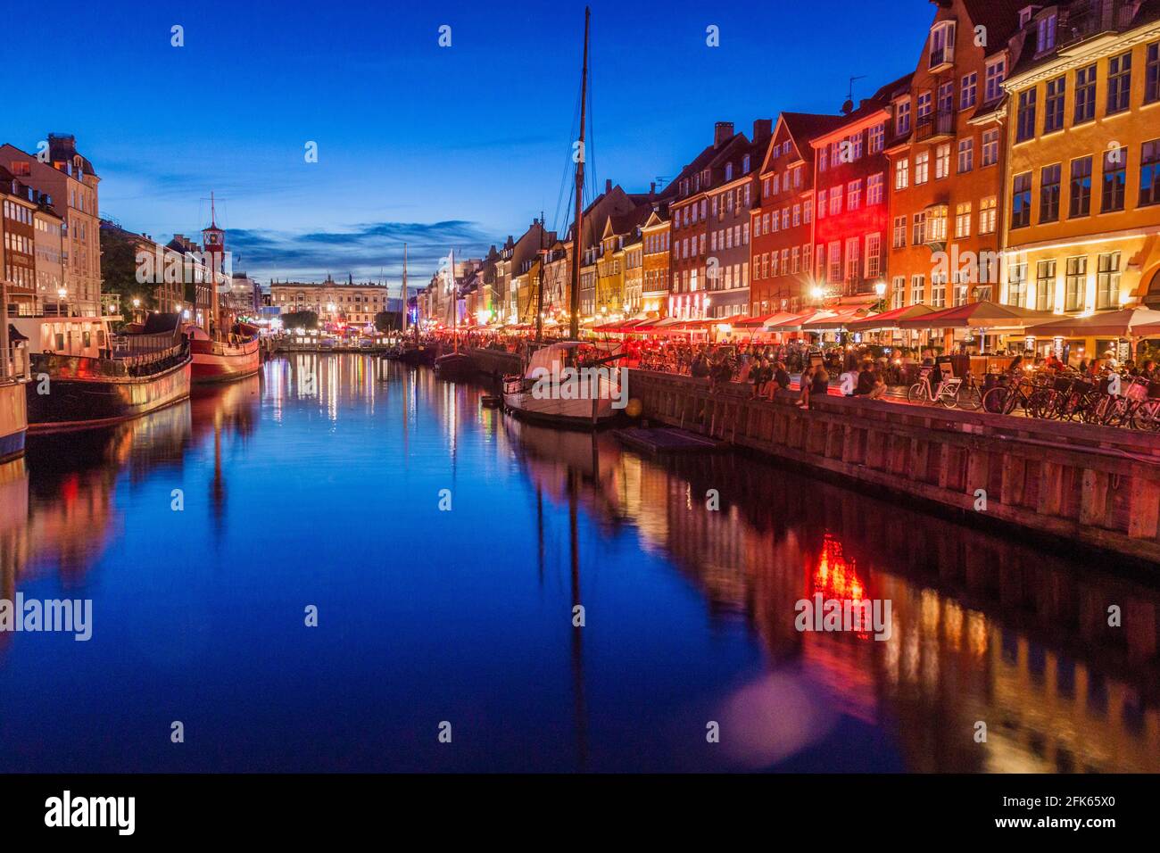 Vista serale del quartiere di Nyhavn a Copenhagen, Danimarca Foto Stock