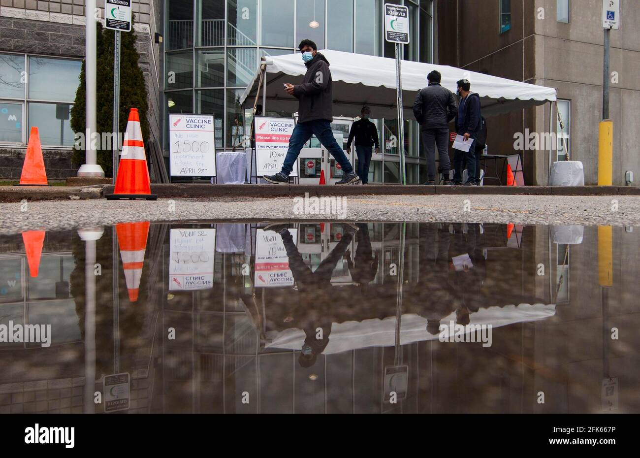 Toronto, Canada. 28 Apr 2021. Il 19 aprile 2021 si arriva a una clinica di vaccinazione COVID-28 a Toronto, Canada. Il Canada ha segnalato 5,071 nuovi casi COVID-19 al mercoledì pomeriggio, portando il numero totale a 1,200,057, tra cui 24,106 morti e 101,586 varianti, secondo CTV. Credit: Zou Zheng/Xinhua/Alamy Live News Foto Stock