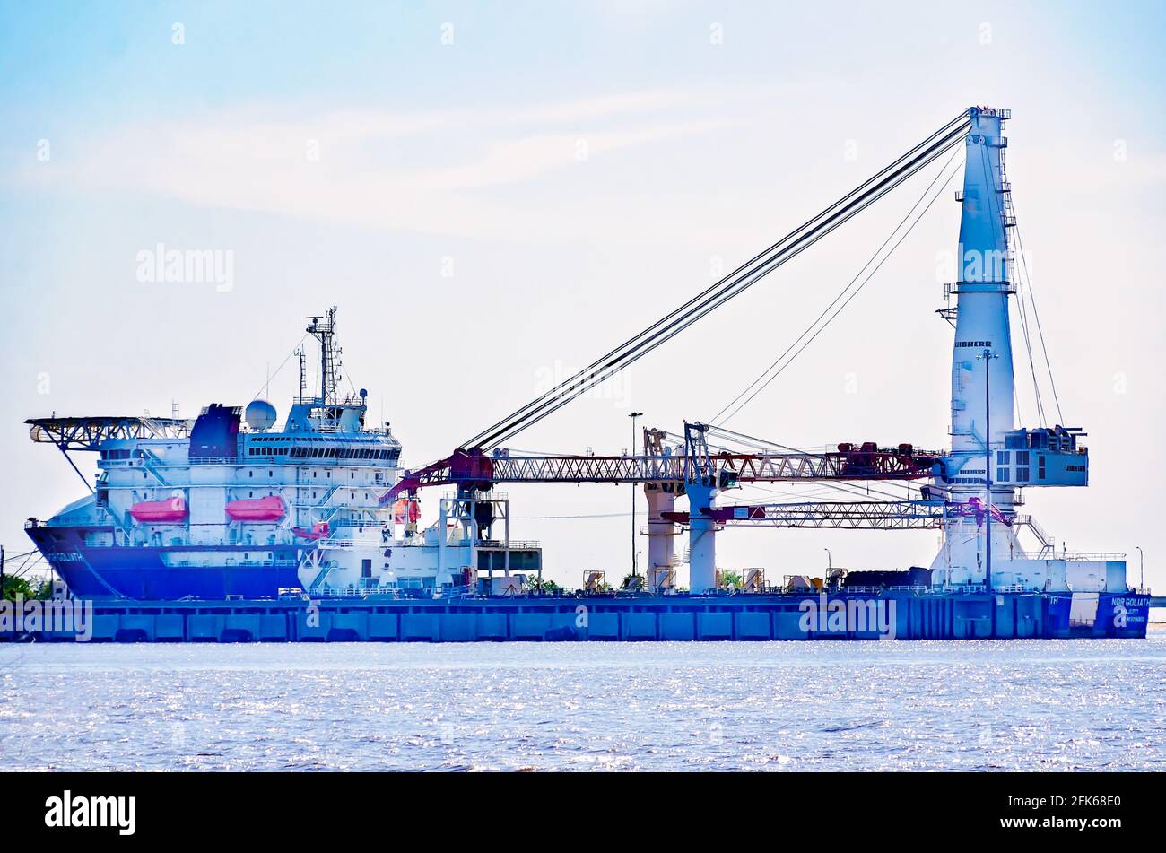 Né Goliath, una nave offshore, è attraccata, il 22 aprile 2021, a Pascagoula, Mississippi. La nave fu costruita nel 2009. Foto Stock