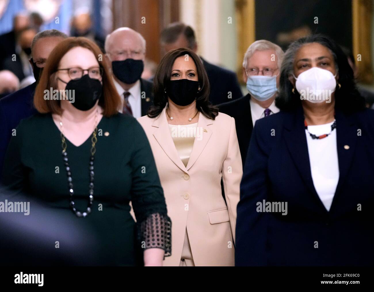 WASHINGTON, DC - APRILE 28: Il Vice Presidente Kamala Harris cammina attraverso il Campidoglio prima che il Presidente degli Stati Uniti Joe Biden affronti una sessione congiunta di congresso nella Camera del Campidoglio degli Stati Uniti 28 aprile 2021 a Washington, DC. Alla vigilia del suo centesimo giorno in carica, Biden ha parlato del suo piano di rilanciare l'economia e la salute dell'America mentre continua a riprendersi da una pandemia devastante. Ha tenuto il suo discorso prima di 200 legislatori invitati e altri funzionari del governo invece dei 1600 ospiti normali a causa della pandemia COVID-19 in corso. (Foto di Drew Angerer/Pool/Sipa USA) Foto Stock