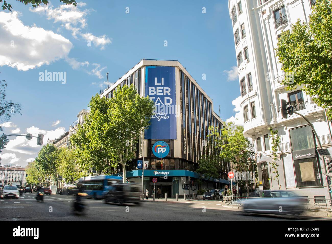 Madrid, Spagna. 28 Apr 2021. Isabel Díaz Ayuso guarda nel ritratto della sua campagna la stessa giacca nera con cui è andata alla sessione fotografica per il suo poster elettorale, così come il suo mezzo sorriso o il suo sguardo perso. "Il presidente opta per uno sguardo ingenuo, ma sceglie uno sguardo zuccherato, nello stesso modo in cui mescola un carattere serio con una lettera scritta a mano informale", spiega il professore María Tabuenca Bengoa della CEU. (Foto di Alberto Sibaja/Pacific Press) Credit: Pacific Press Media Production Corp./Alamy Live News Foto Stock