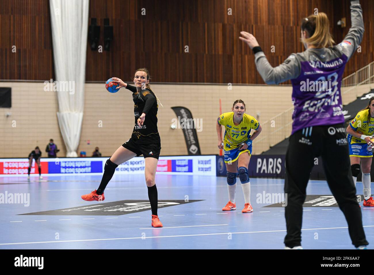 Parigi, Francia. 28 aprile 2021. Nadia Offendal durante il campionato francese delle donne, Ligue Butagaz Energie, play-off giorno 5 partita di pallamano tra Parigi 92 e Metz HB il 28 aprile 2021 al Palais des Sports Robert Charpentier a Issy-les-Moulineaux, Francia - Credit: Victor Joly/Alamy Live News Foto Stock