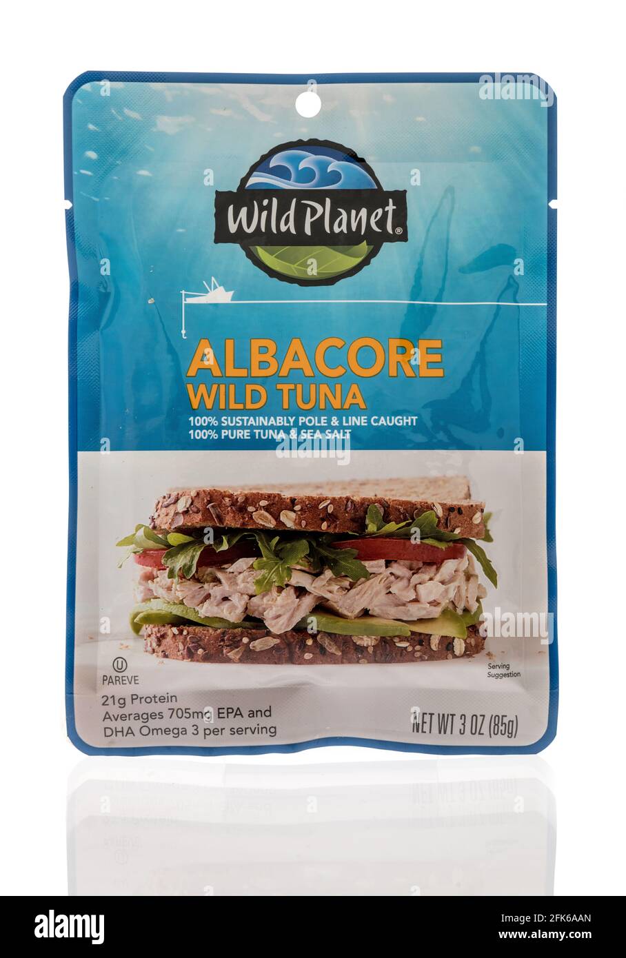 Winneconne, WI - 22 aprile 2021: Un pacchetto di tonno selvaggio Albacore pianeta selvaggio su uno sfondo isolato Foto Stock