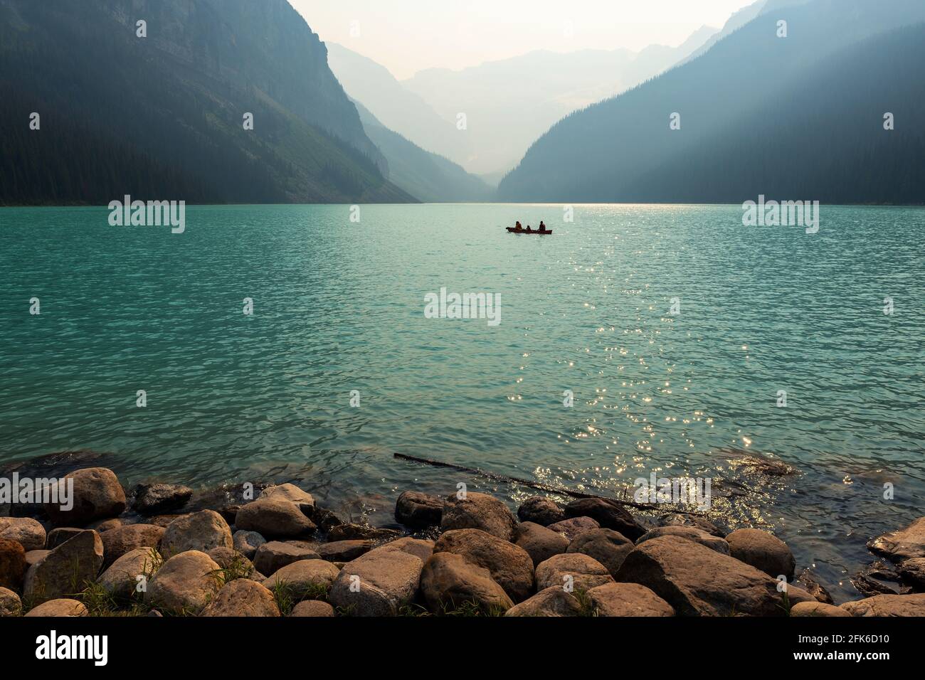 Persone che fanno kayak in un piccolo gruppo di famiglie sul lago Louise, Banff National Park, Alberta, Canada. Foto Stock