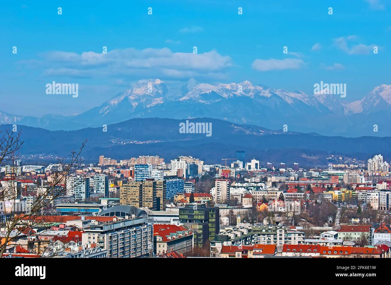 Goditi il paesaggio montano delle Alpi Giulie dalla cima della Torre panoramica del Castello di Lubiana (Ljubljanski Grad), che si affaccia sull'arcit moderno della città Foto Stock