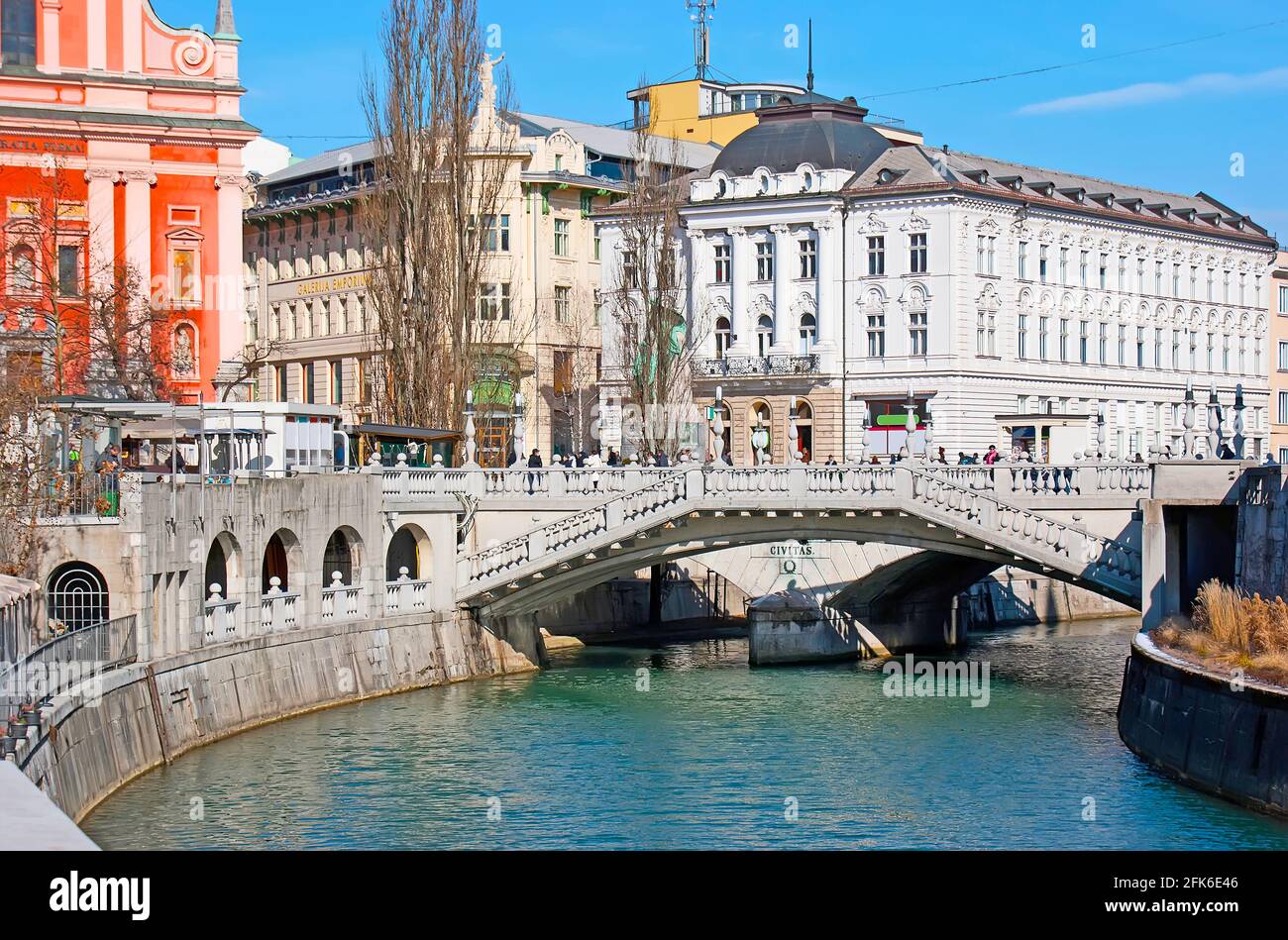 Il ponte triplo in pietra (Tromostovje) attraverso il fiume Ljubljanica, situato nel centro storico della città di Lubiana, Slovenia Foto Stock