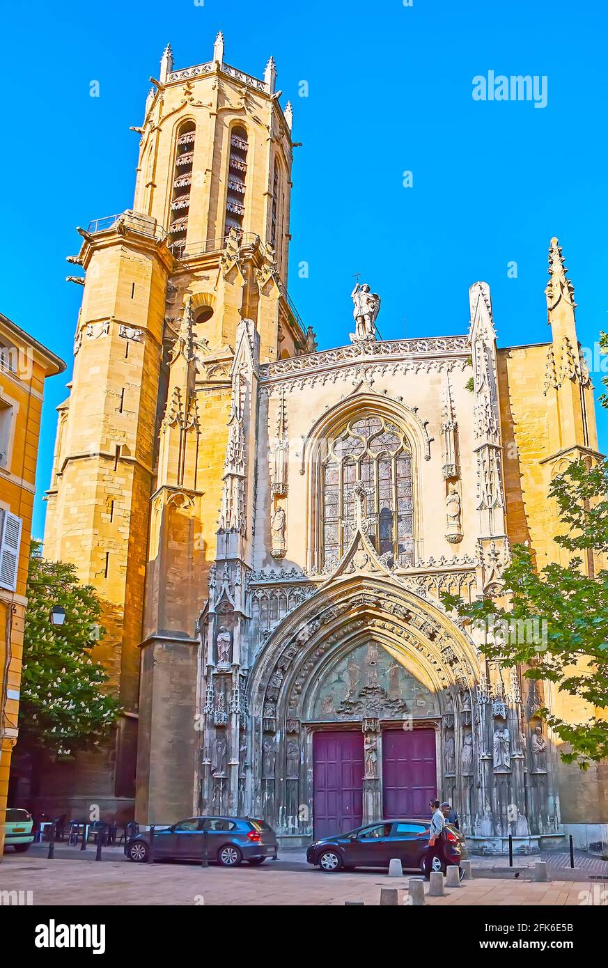 La splendida facciata gotica della Cattedrale di Saint Sauveur con alto campanile, un sacco di decorazioni in pietra intagliata e sculture di pareti, Rue Jacques de la Ro Foto Stock